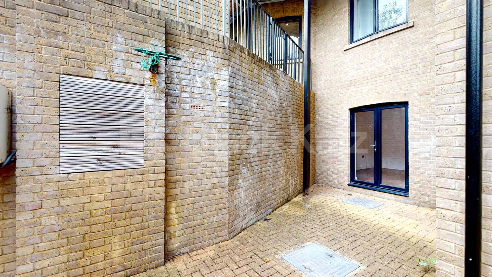 Fantastic 3 bed 2 bath within a private secure development mins to shops Davis House, Huguenot Drive , Palmers Green